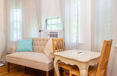 Coolidge Corner South Side Apartment | Near Boston Children’s, Brigham, Dana-Farber, BI