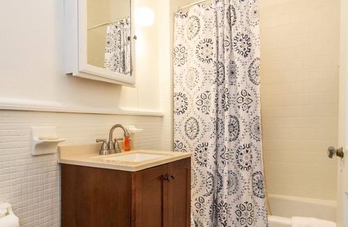 Coolidge Corner South Side Apartment | Near Boston Children’s, Brigham, Dana-Farber, BI