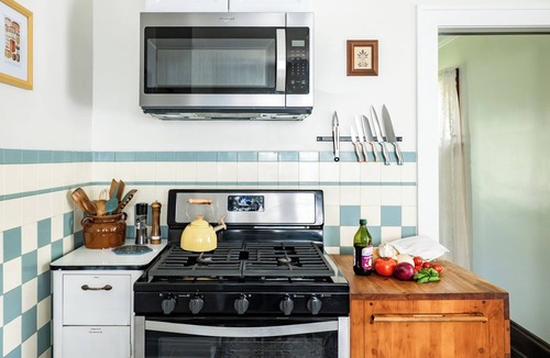 Cleveland House | Near Cleveland King Bed Soaking Tub Hulu Fast WiFi Remote Work Ready