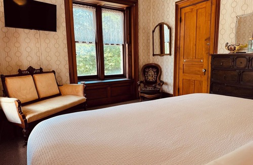 Cherry Valley Bed & Breakfast | Near Cooperstown – 10-BR Mansion w/Private Chef Meals & Team Party Allowed