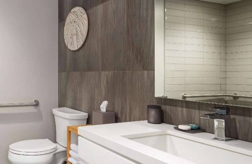 Logan Square Hotel | Near Liberty Bell | Rooftop Views + Full Kitchens