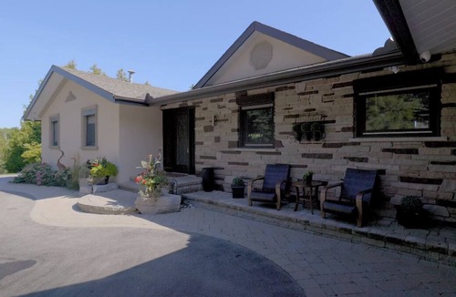 Clarington House | Nestled in the heart of Clarington with its own fresh-water swimming pond!