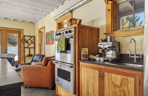 Londonderry Apartment | NEW- 12BR Vermont Retreat – Pool, Trails & Mountain Adventures