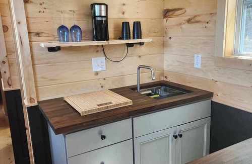 Errol Cabin | New 2 Bedroom Container cabin with direct trail access! Ride Errol (cabin 1)