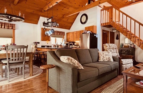 East Wakefield Cabin | New! 2 Min to Beach-8 Beds-Family Ready-Serene