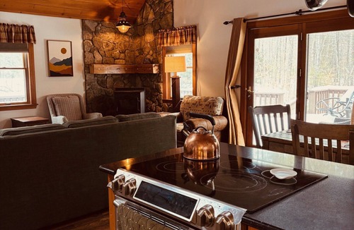 East Wakefield Cabin | New! 2 Min to Beach-8 Beds-Family Ready-Serene