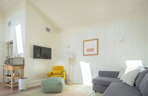 New North End Cottage | New 2024 Airy Cottage Near Beaches & Park