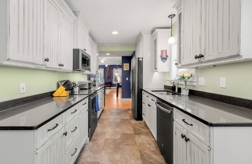 Bristol House | NEW, Big Home, Fun Yard, centrally located. BRISTOL'S PORTSIDE RETREAT!
