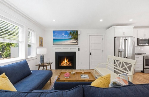 East Falmouth House | NEW Bocce, Outdoor Ping Pong, Pool Table, walk to the Beach at Jenkins Pond!