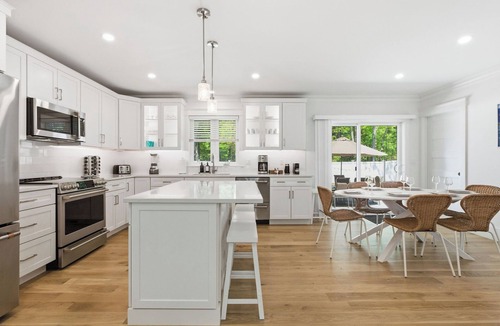 East Falmouth House | NEW Bocce, Outdoor Ping Pong, Pool Table, walk to the Beach at Jenkins Pond!