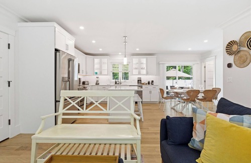 East Falmouth House | NEW Bocce, Outdoor Ping Pong, Pool Table, walk to the Beach at Jenkins Pond!