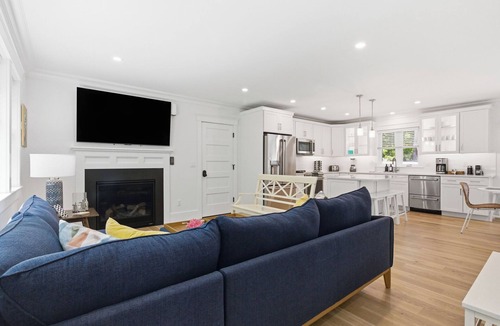 East Falmouth House | NEW Bocce, Outdoor Ping Pong, Pool Table, walk to the Beach at Jenkins Pond!