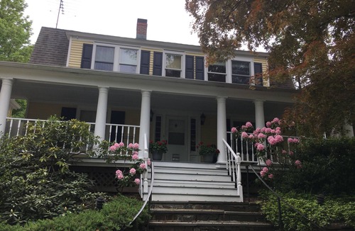 New Canaan House | New Canaan-Great Fairfield County Location. Walk to Town. Walk to Train