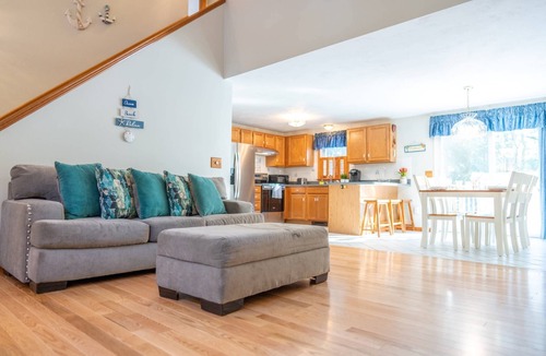 East Dennis House | NEW! Charming 3-Bedroom House in Dennis Fire Pit | Private Yard | Cul-de-Sac