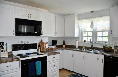 Newport East House | NEW! Comfort, Spacious 2300sqft, minutes to Newport