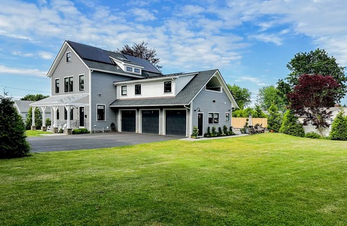 Middletown House | New Construction 3 Bedroom 4.5 Bath with Outdoor Kitchen, Backyard + Gameroom