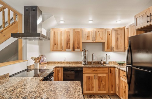 Warren Condo | NEW Construction! Ski-In/Ski-Out Condo, fire place, Bunk room