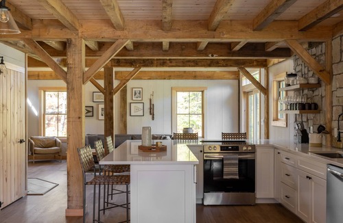 Killington Cabin | NEW Cozy 4-bedroom cabin with AC, WiFi, Hot Tub and Fire Place!