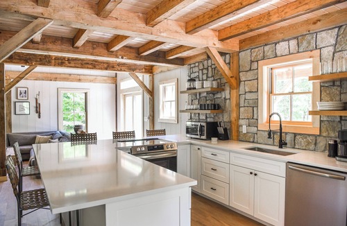 Killington Cabin | NEW Cozy 4-bedroom cabin with AC, WiFi, Hot Tub and Fire Place!