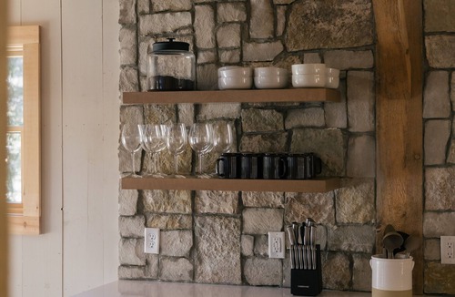 Killington Cabin | NEW Cozy 4-bedroom cabin with AC, WiFi, Hot Tub and Fire Place!
