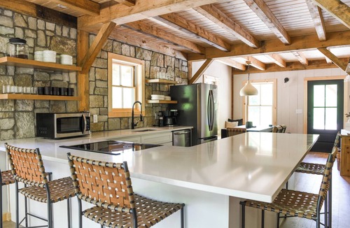 Killington Cabin | NEW Cozy 4-bedroom cabin with AC, WiFi, Hot Tub and Fire Place!