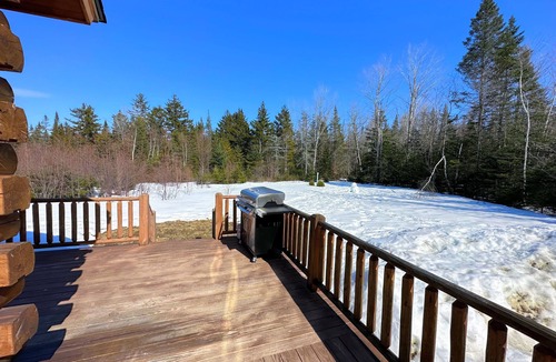 Twin Mountain Cabin | New Cozy and Private Log Cabin minutes from Bretton Woods, Cannon, Bethlehem. Pet friendly!