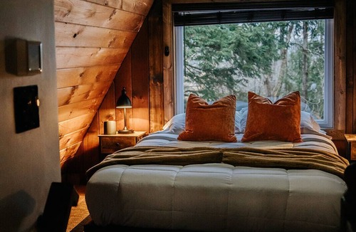 Tamworth Cabin | NEW! Cozy & Modern A-Frame in the woods w/HOT TUB