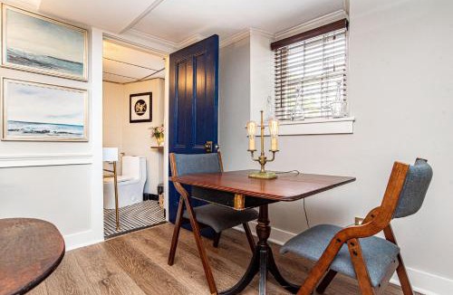 College Hill Apartment | New England Scholar Style Retreat, walk to Brown and RISD