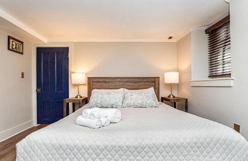 College Hill Apartment | New England Scholar Style Retreat, walk to Brown and RISD