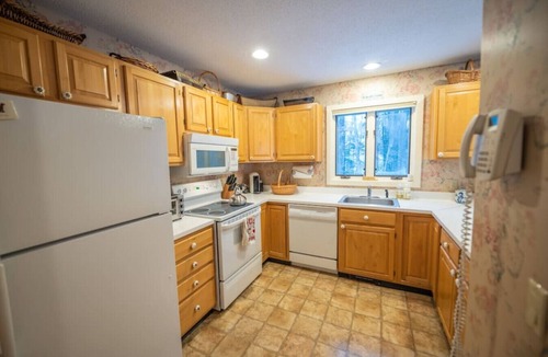West Dover Villa | New! Family Townhome with Hot Tub, Shuttle service
