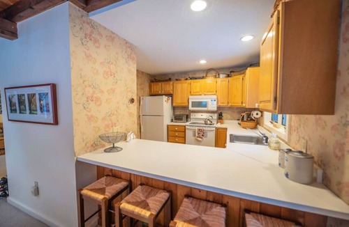 West Dover Villa | New! Family Townhome with Hot Tub, Shuttle service