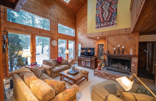 West Dover Villa | New! Family Townhome with Hot Tub, Shuttle service