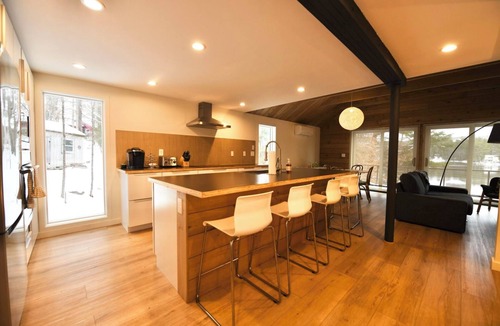 Raymond House | New for 2026 – Owl’s Nest | Modern Lakeside 3-Bedroom Retreat