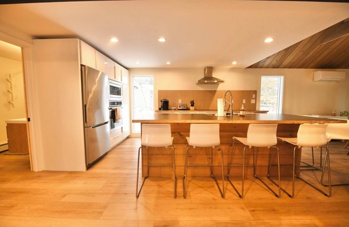 Raymond House | New for 2026 – Owl’s Nest | Modern Lakeside 3-Bedroom Retreat