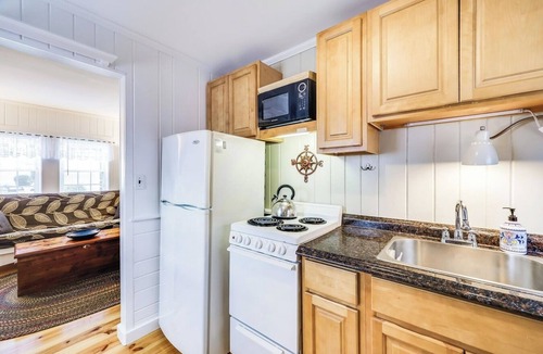 Wellfleet Cottage | NEW in 2026: Bright, Cozy Cottage in Wellfleet; Steps to Beach & Restaurants!