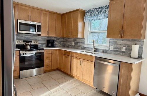 Saunderstown House | New in Narragansett! Newly renovated plus new furniture. 4 kayaks, central A/C