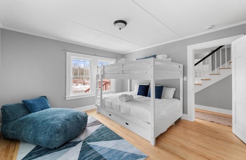 Moultonborough House | NEW l Modern Comfort wHOT TUB l NH Lakes Region