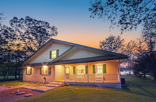 Pocono Summit Ski Chalet | NEW LAKEFRONT Retreat, relaxation with AC, Game Room, boating, epic yard & view