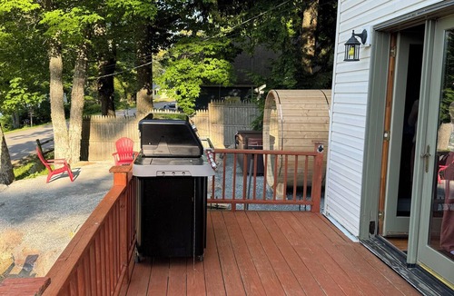 Orrington House | New listing. Charming 3-bedroom lake house in Orrington WiFi, Hot tub, and Sauna