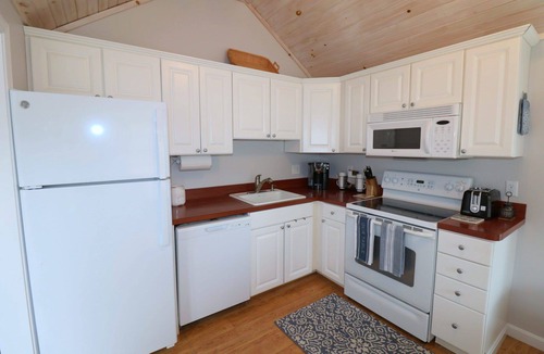 East Dennis Cottage | New Listing-Cozy Cottage. Short Walk to North Side Beaches Near Sesuit Harbor