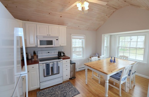 East Dennis Cottage | New Listing-Cozy Cottage. Short Walk to North Side Beaches Near Sesuit Harbor