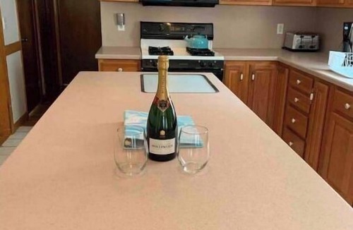 Dennis House | New Listing! Cozy Cottage near Mayflower Beach.
