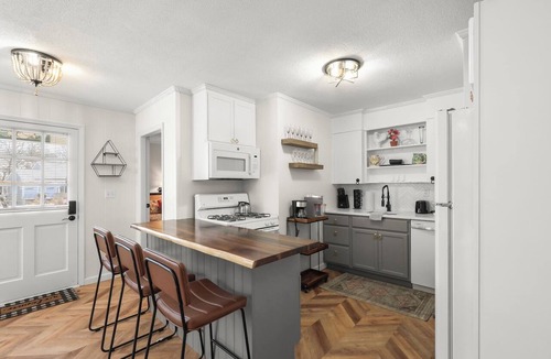 Hyannis Apartment | [New Listing] Walk To Beach, Main St, Harbor. Beautifully Renovated - Captain Gosnold Village