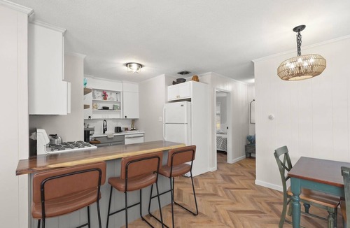Hyannis Apartment | [New Listing] Walk To Beach, Main St, Harbor. Beautifully Renovated - Captain Gosnold Village