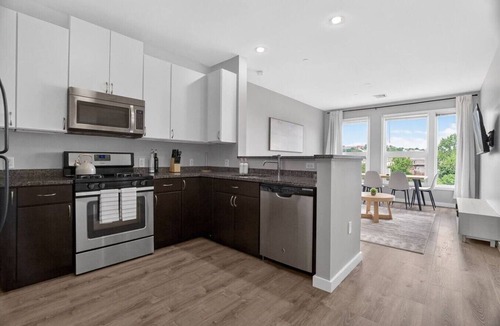 Chelsea Apartment | NEW! LUX 1BR with 400 Mbps Wifi | ROKU TV & Games!