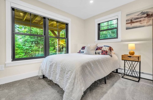 Bethel House | New Lux Chalet! Game Rm! Hot Tub! Views! Sleeps 12