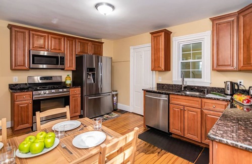 Valley Run House | NEW-Luxury: Mainline Train, Colleges, Hospital