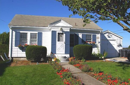 Easton's Point House | NEW MARKDOWN! Stay at a waterside beach cottage minutes away from water!
