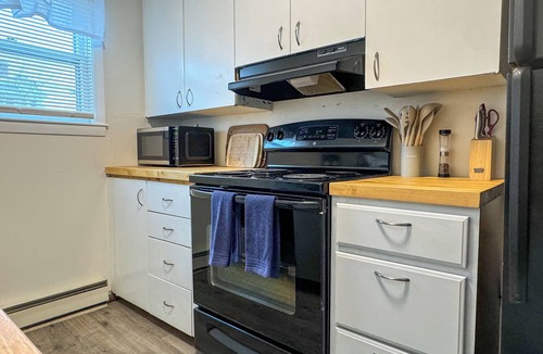 Rimmon Heights Apartment | NEW - Mins to Concord/Nashua - Driveway Parking - In Unit W/D - Backyard - Patio