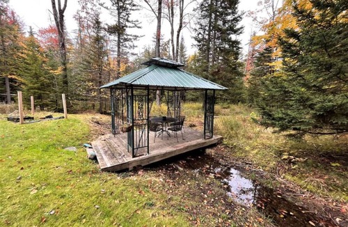 West Dover Ski Chalet | New! Mt Snow Chalet w/land, privacy, relaxation